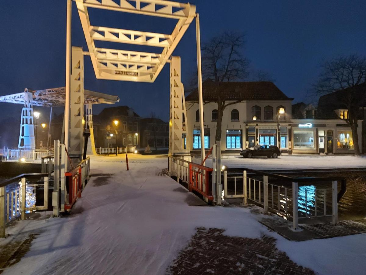 Airbnb 'Logeren Aan Het Plein' In Het Centrum Van 메펠 외부 사진
