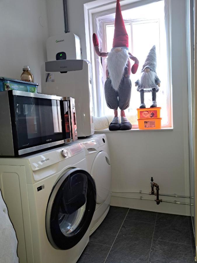 Airbnb 'Logeren Aan Het Plein' In Het Centrum Van 메펠 외부 사진