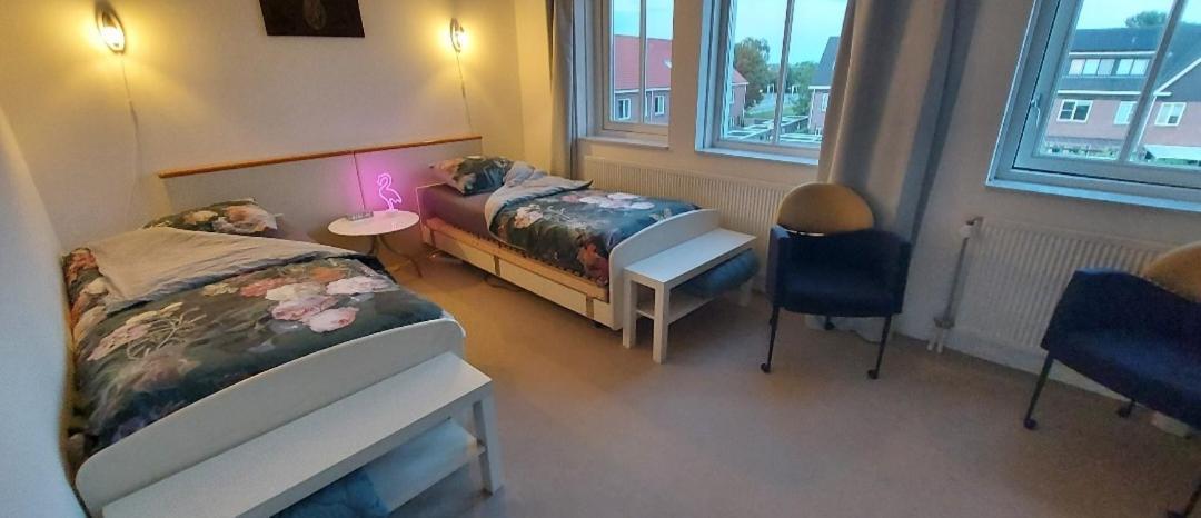 Airbnb 'Logeren Aan Het Plein' In Het Centrum Van 메펠 객실 사진
